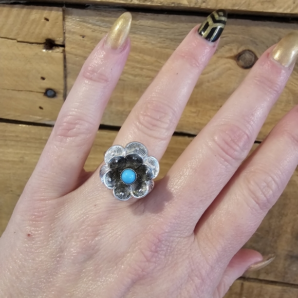 Vintage '71 Sarah Coventry "Blue Buttercup" adjustable silvertone ring - Picture 2 of 6